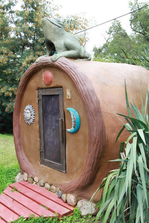 Hotel Hobbit Hut Geyserville Exterior foto