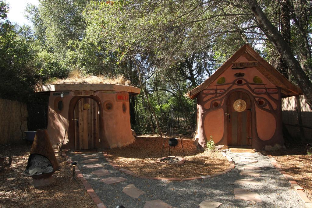 Hotel Hobbit Hut Geyserville Exterior foto